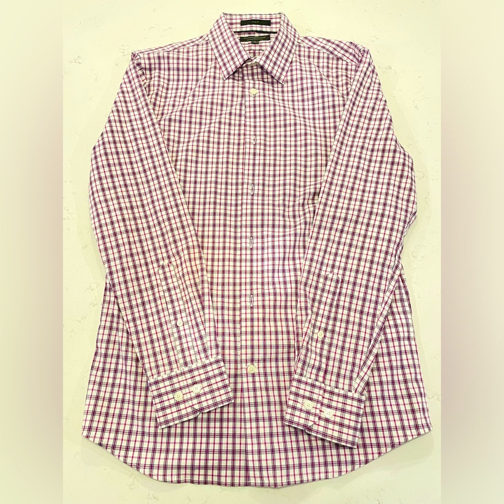 Banana Republic men’s long sleeve, wrinkle resistant shirt. Slim fit.